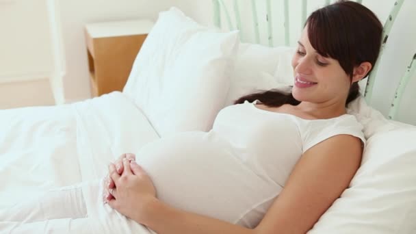 Νεαρή Έγκυος Γυναίκα Ξεκουράζεται Στο Κρεβάτι — Αρχείο Βίντεο
