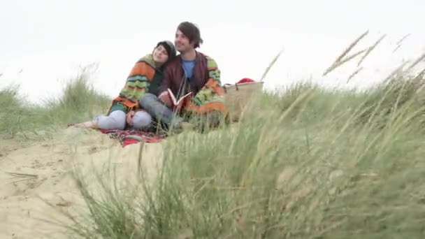 Jeune Couple Sur Une Dune Sable Enveloppé Dans Une Couverture — Video