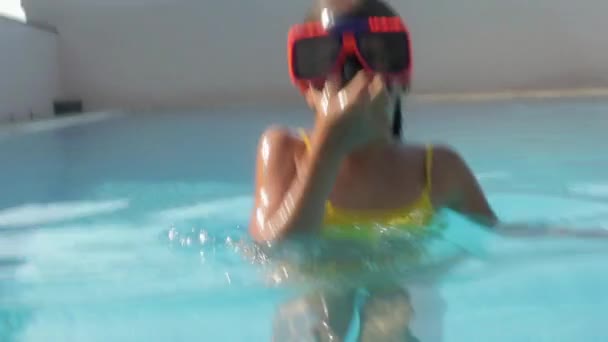 Fille Masque Plongée Avec Tuba Dans Piscine — Video