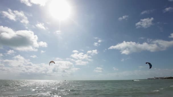 Νεαρός Άνδρας Kitesurfing Στην Ηλιόλουστη Μέρα — Αρχείο Βίντεο