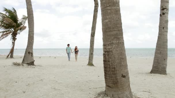 Young Couple Walking Sandy Beach — Stock Video