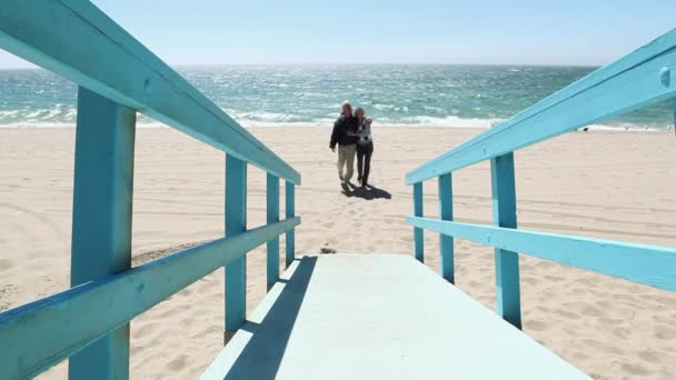 在海滩人行道上散步的成熟夫妇 — 图库视频影像