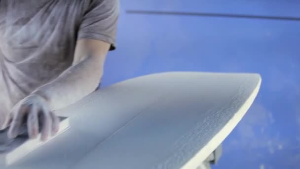 Человек Наждачной Бумагой Работает Над Новой Доской Серфинга — стоковое видео