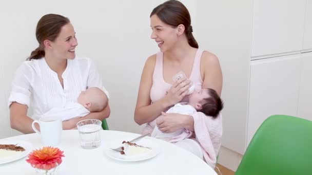 Duas Mães Com Seus Bebês — Vídeo de Stock