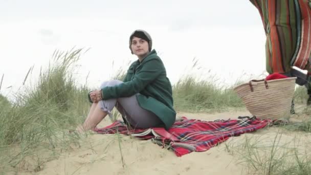 Junger Mann Wickelt Freundin Decke Auf Sanddüne — Stockvideo