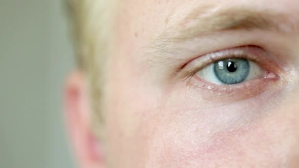 Close Homem Limpando Olho Com Papel Tissue — Vídeo de Stock
