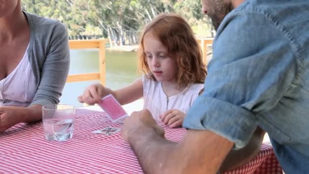 Família Jogando Cartas Por Lago — Vídeo de Stock