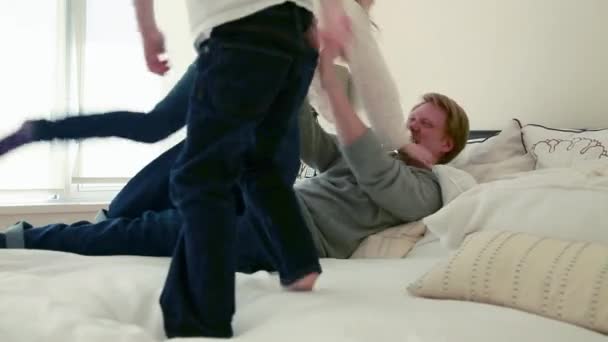 Vader Met Twee Kinderen Spelen Bed — Stockvideo