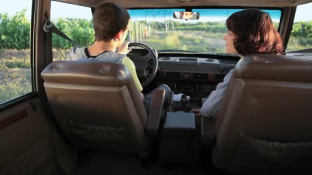 Junges Paar Auto Und Mann Wendet Sich Vor Kamera — Stockvideo