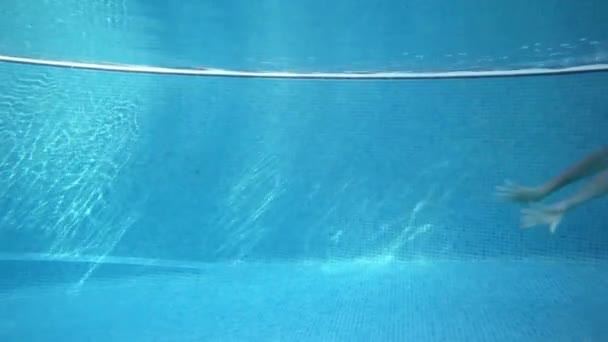 Boční Pohled Dospívající Dívky Plavání Pod Vodou — Stock video
