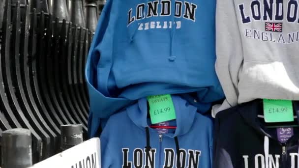 Närbild London Souvenir Tröjor — Stockvideo