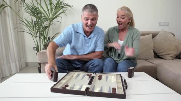 Ouder Paar Backgammon Spelen Woonkamer — Stockvideo