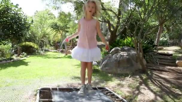 Mädchen Hüpft Mit Springseil Auf Trampolin — Stockvideo