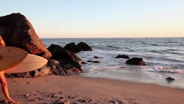 Surfista Casal Andando Praia Pôr Sol — Vídeo de Stock