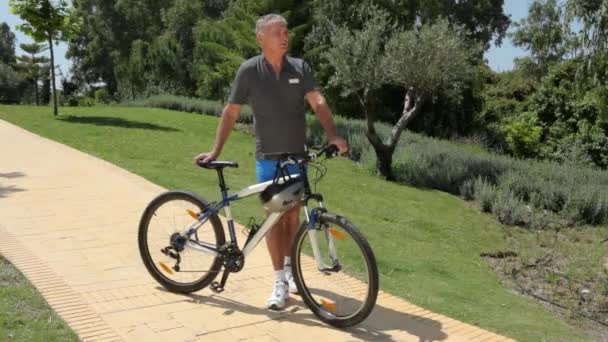 Hombre Mayor Pie Camino Con Bicicleta — Vídeos de Stock