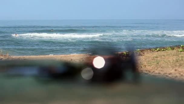 Primo Piano Occhiali Sole Con Mare Sullo Sfondo — Video Stock