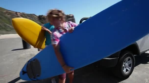 Anak Muda Tiba Pantai Dengan Papan Selancar — Stok Video