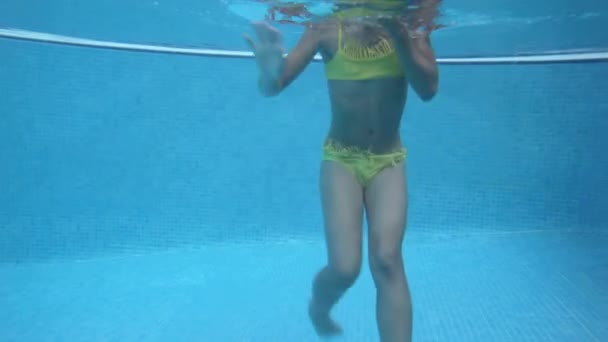 Ragazza Agitando Tenendo Naso Sott Acqua — Video Stock