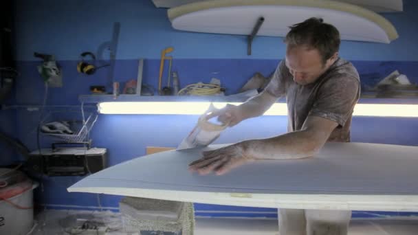 Man Zagen Nieuwe Surfplank Werkplaats — Stockvideo