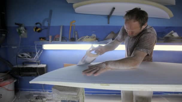 Homme Sciant Une Nouvelle Planche Surf Atelier — Video