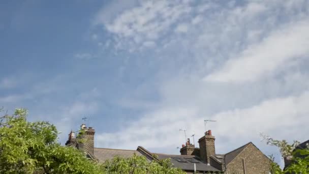 Çatıları Üzerinde Bulutlar Olan Mavi Gökyüzü Zaman Akışı — Stok video