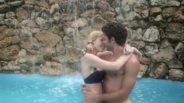 Jovem Casal Abraçando Beijando Piscina — Vídeo de Stock