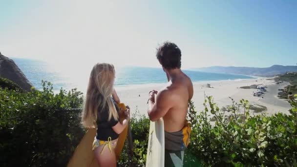 Surfista Casal Olhando Para Baixo Para Mar Partir Cima — Vídeo de Stock