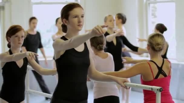 Chicas Haciendo Ejercicios Ballet Barra — Vídeos de Stock