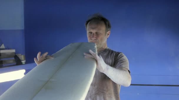 Reifer Mann Überprüft Neues Surfbrett Werkstatt — Stockvideo