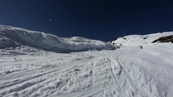 男子跳上滑雪场的雪板 — 图库视频影像