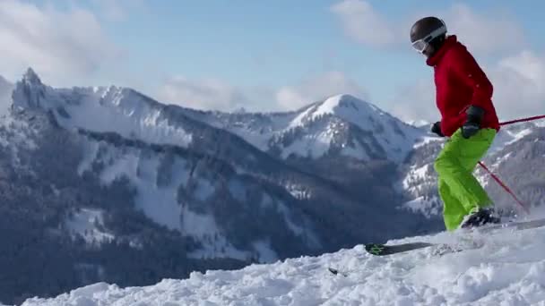 Mannelijke Skiër Helling Naar Beneden Verplaatsen — Stockvideo