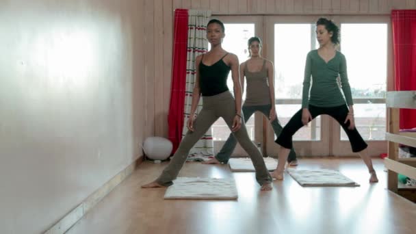 Tre Donne Che Praticano Yoga — Video Stock