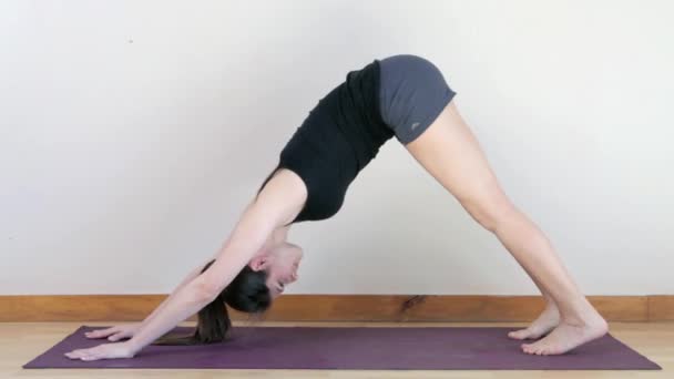 Mujer Haciendo Yoga Estudio — Vídeos de Stock