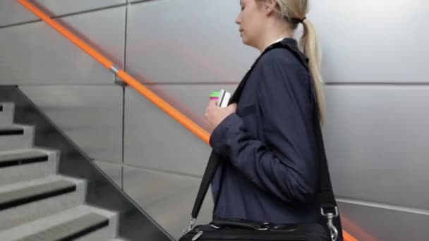 Zakenvrouw Omhoog Bewegen Trappen Treinstation — Stockvideo