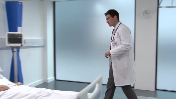 Mężczyzna Lekarz Sprawdzający Pacjentki — Wideo stockowe