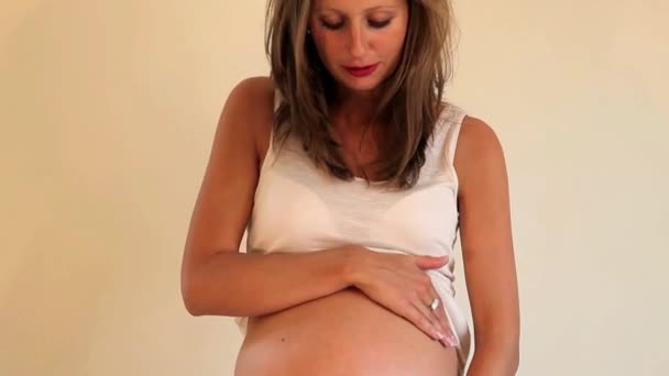 Framifrån Gravid Kvinna Visar Magen — Stockvideo