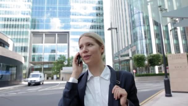 Geschäftsfrau Telefoniert Der Stadt — Stockvideo