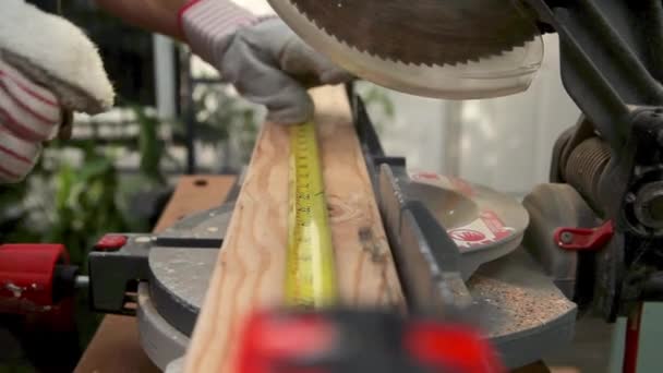 Homme Sciant Travers Une Planche Bois Aide Une Scie Circulaire — Video