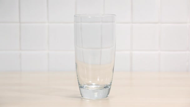 Nahaufnahme Des Gießens Von Wasser Glas Auf Dem Tisch — Stockvideo
