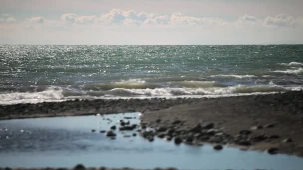 西班牙马贝拉鹅卵石海滩上的海浪全景 — 图库视频影像