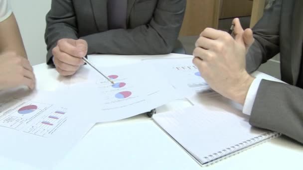 円グラフを説明するビジネスマン — ストック動画