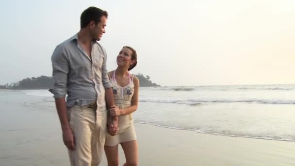 Casal Andando Pelo Mar Sorrindo Para Outro — Vídeo de Stock