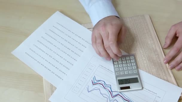 Close Trabalhador Escritório Usando Calculadora — Vídeo de Stock