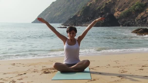 Ung Kvinna Utövar Yoga Ocean — Stockvideo