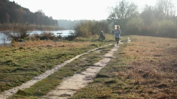 Jonge Vrouw Joggen Langs Het Pad Van Het Land — Stockvideo