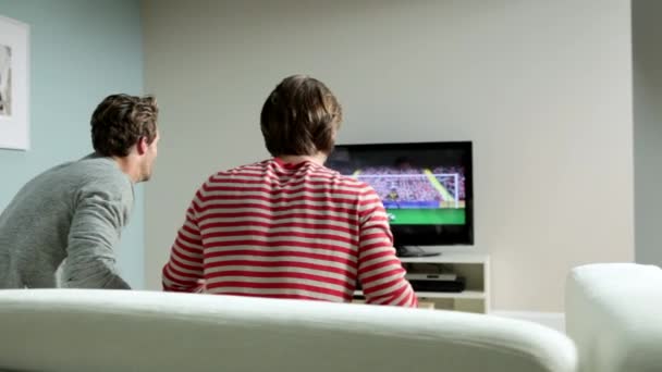 Dos Jóvenes Viendo Fútbol Televisión — Vídeo de stock