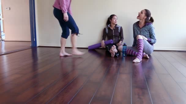 Trois Femmes Dans Studio Pilates — Video