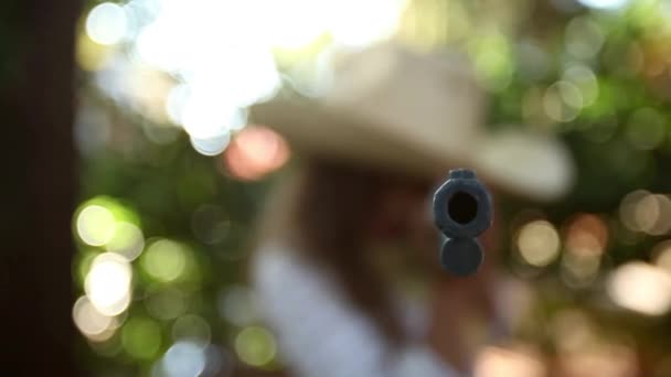 Chica Vestida Como Vaquera Apuntando Rifle Juguete Cámara — Vídeos de Stock