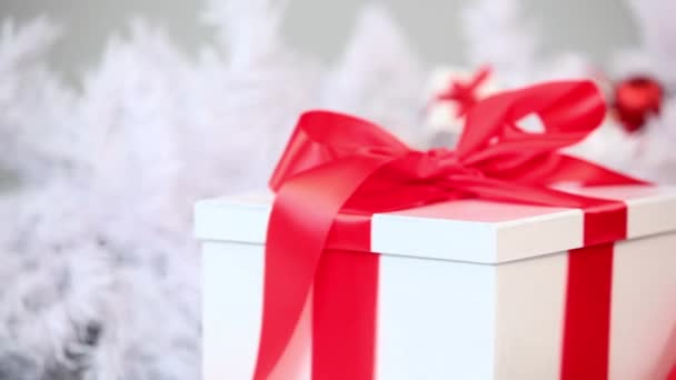 Ingwerkätzchen Sitzt Neben Weihnachtsgeschenken — Stockvideo