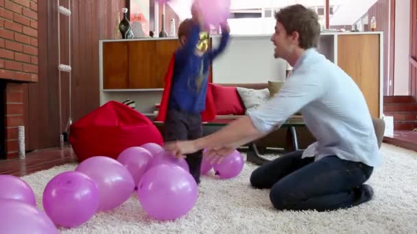 Père Fils Jouant Avec Des Ballons — Video